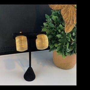 Ribbed hoop earrings gold tone